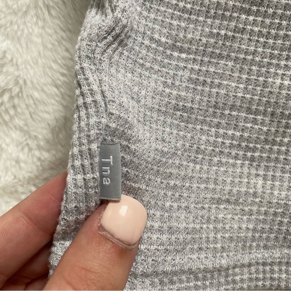 3/30$🤍 TNA | Grey waffle knit cropped tank - Picture 10 of 12